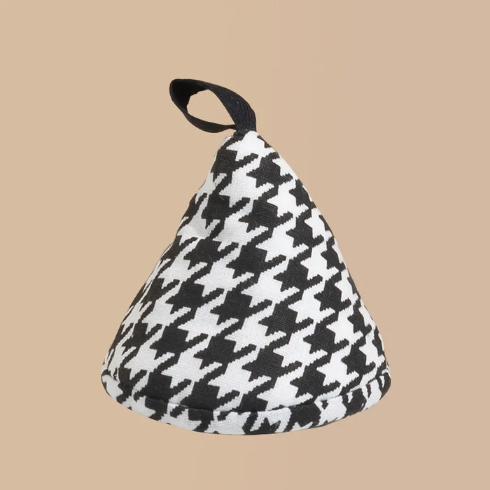 High-temperature oven gloves with triangular insulation cover