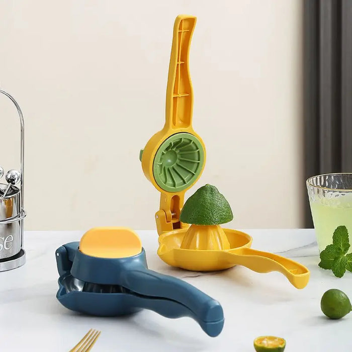 Portable manual juicer for citrus fruits and lemons