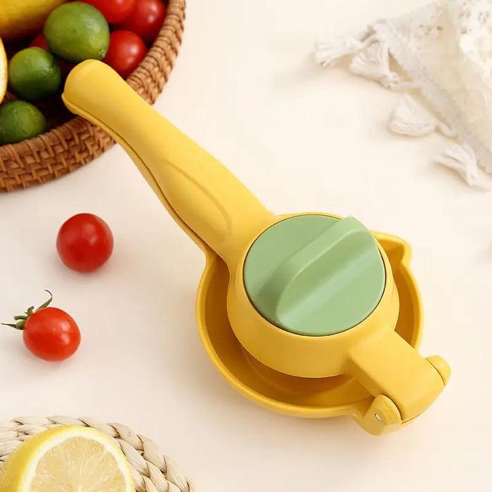 Portable manual juicer for citrus fruits and lemons