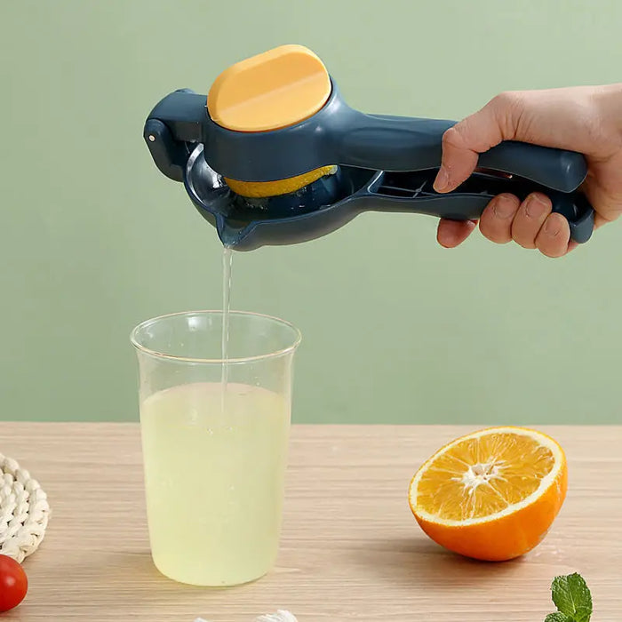 Portable manual juicer for citrus fruits and lemons