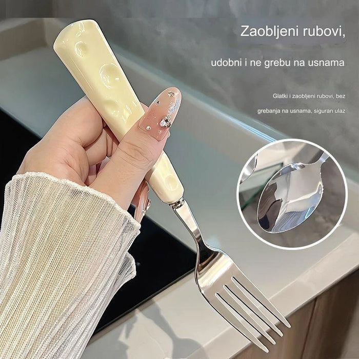 Portable Western-style cutlery set with a cute cheese design