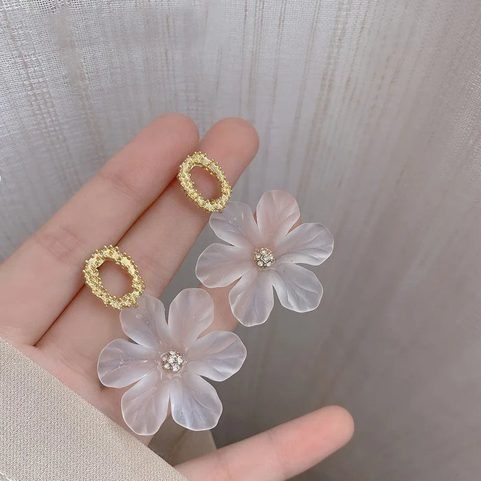 Petal Earrings Create A Fresh and Versatile Appearance