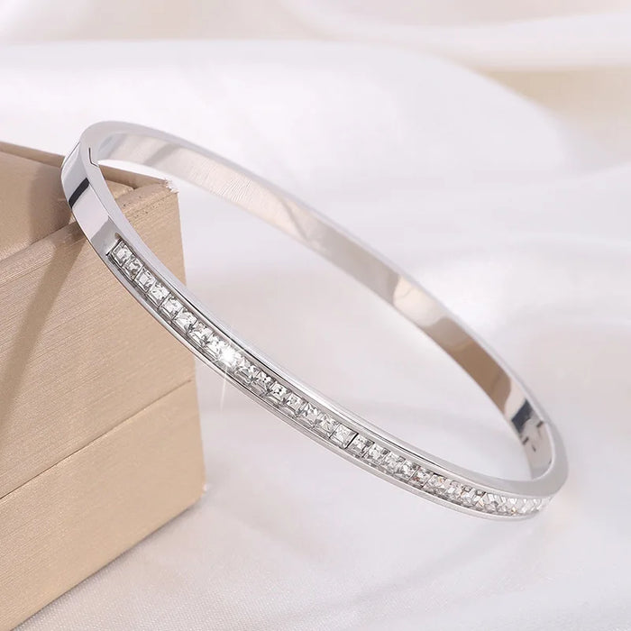 Elegant Appearance, Unique Round Diamond Bracelet