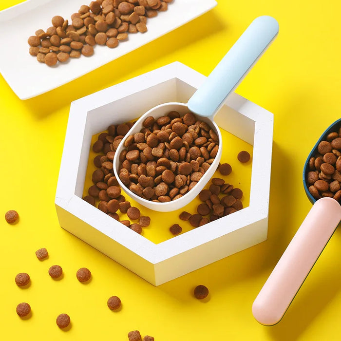 Pet food spoon with measuring line for precise section