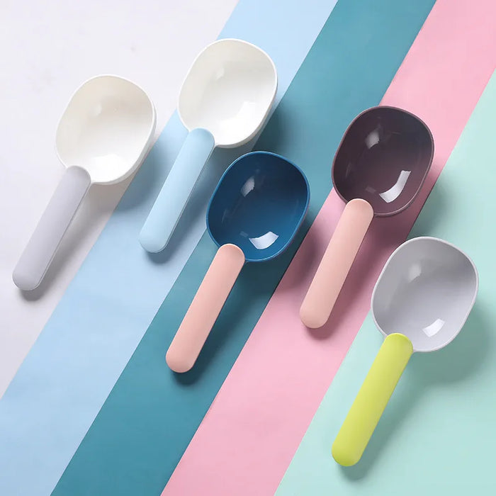 Pet food spoon with measuring line for precise section