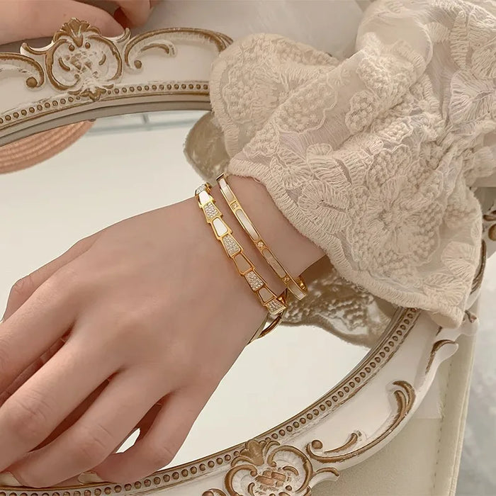 Ladies' Luxurious and Fashionable Bracelet with Diverse Functions